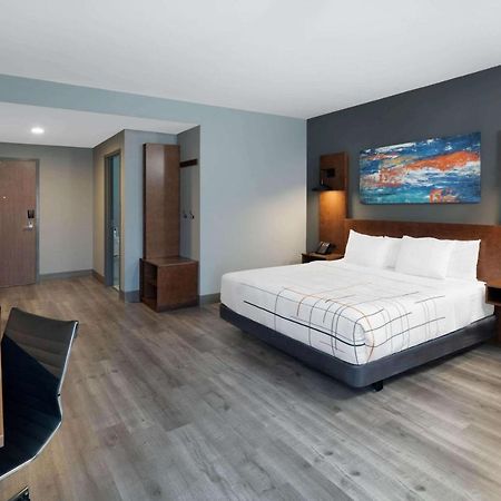 La Quinta Inn & Suites By Wyndham Louisville Ne - Old Henry Rd Экстерьер фото