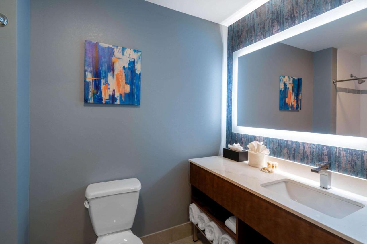 La Quinta Inn & Suites By Wyndham Louisville Ne - Old Henry Rd Экстерьер фото