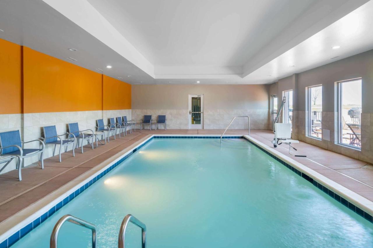 La Quinta Inn & Suites By Wyndham Louisville Ne - Old Henry Rd Экстерьер фото