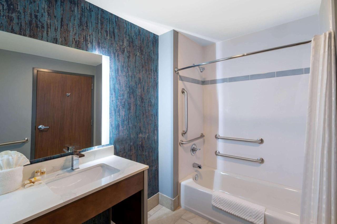 La Quinta Inn & Suites By Wyndham Louisville Ne - Old Henry Rd Экстерьер фото