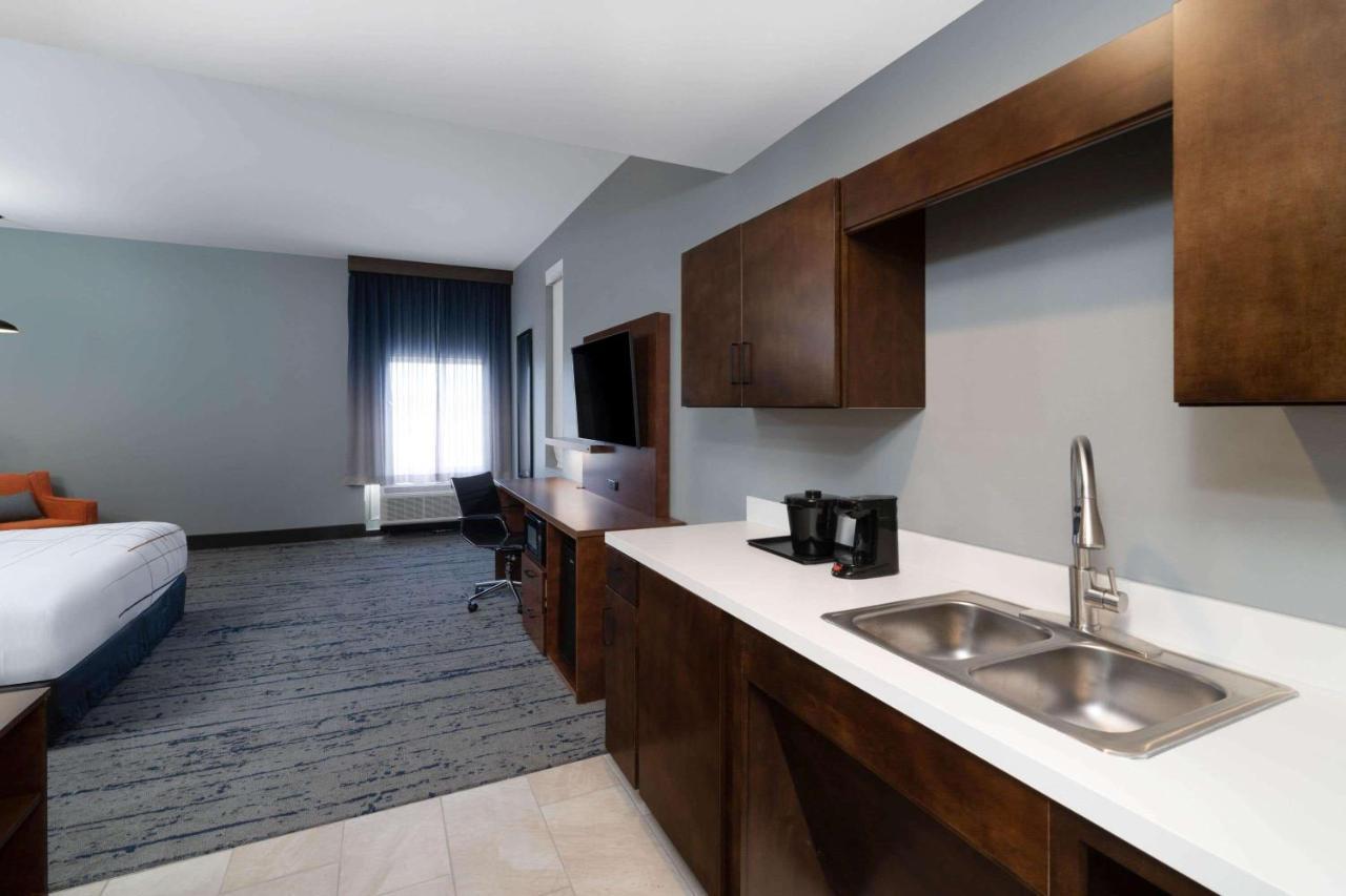 La Quinta Inn & Suites By Wyndham Louisville Ne - Old Henry Rd Экстерьер фото