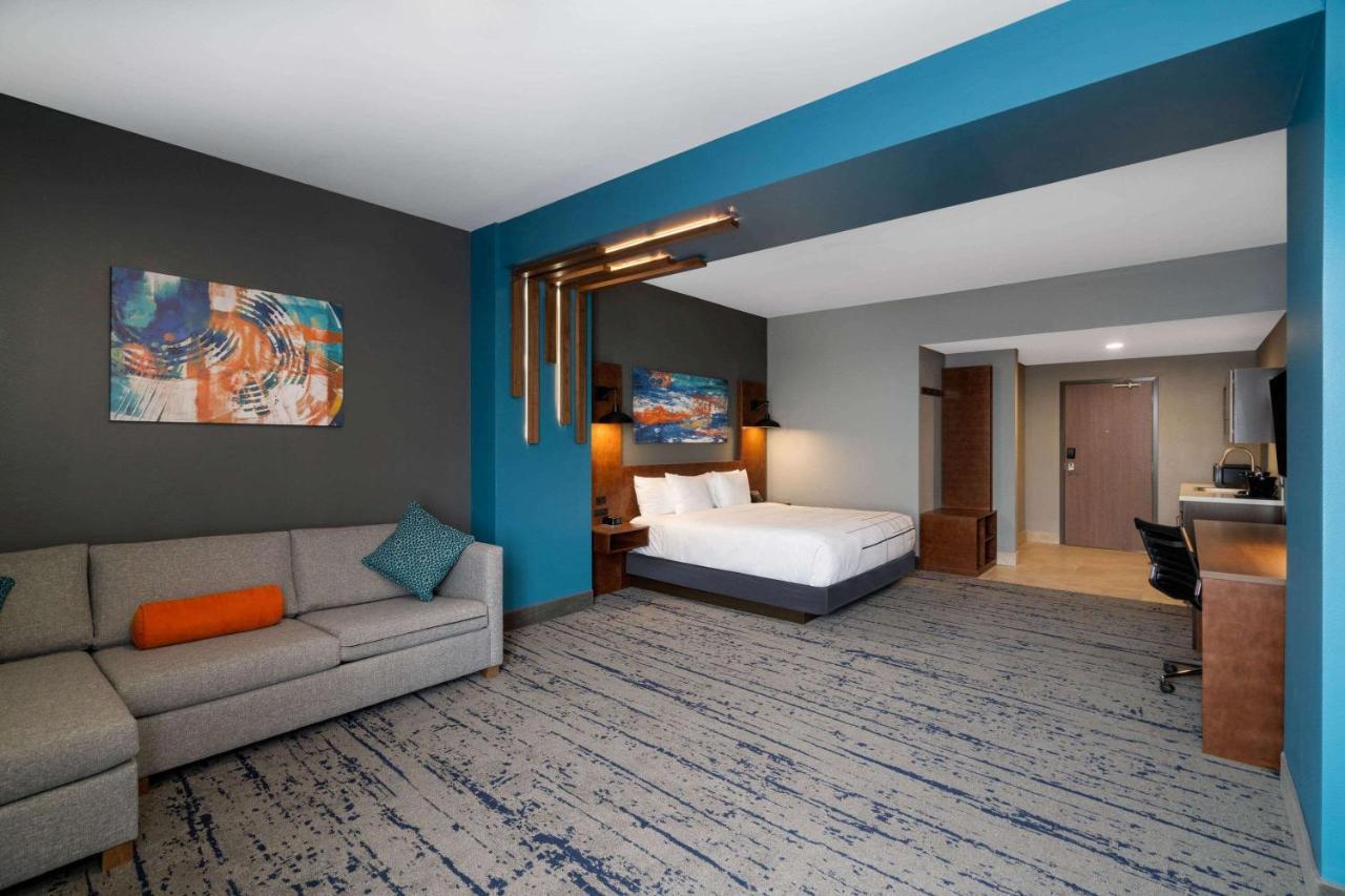 La Quinta Inn & Suites By Wyndham Louisville Ne - Old Henry Rd Экстерьер фото