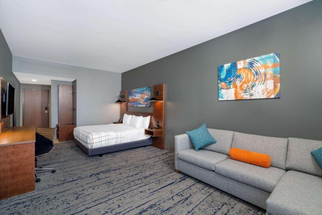 La Quinta Inn & Suites By Wyndham Louisville Ne - Old Henry Rd Экстерьер фото