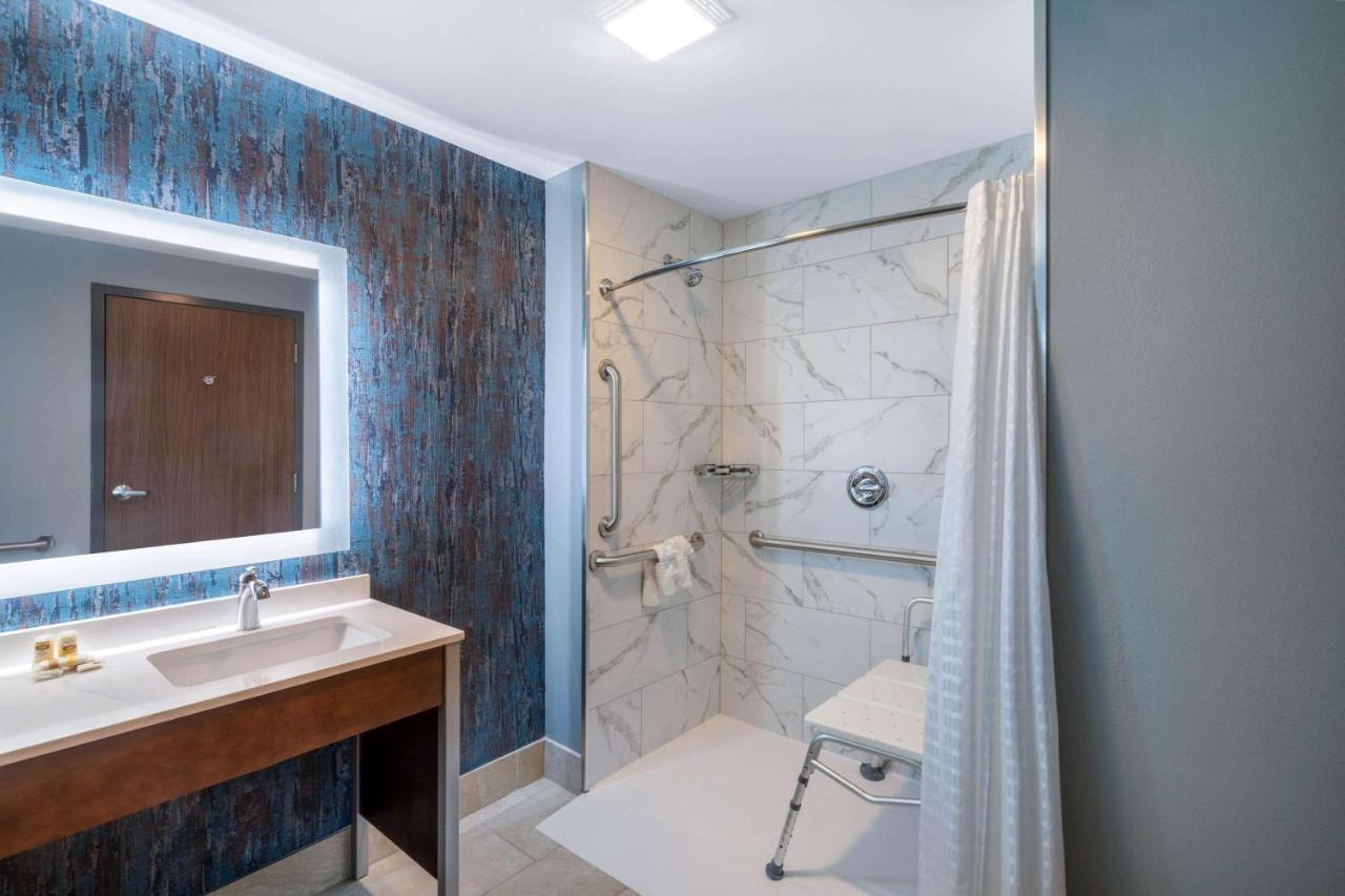 La Quinta Inn & Suites By Wyndham Louisville Ne - Old Henry Rd Экстерьер фото