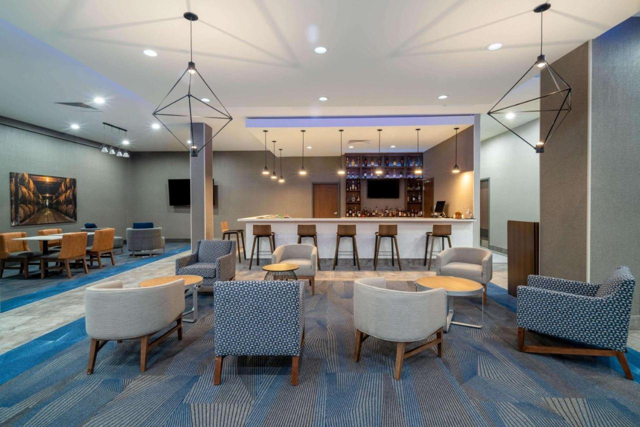 La Quinta Inn & Suites By Wyndham Louisville Ne - Old Henry Rd Экстерьер фото